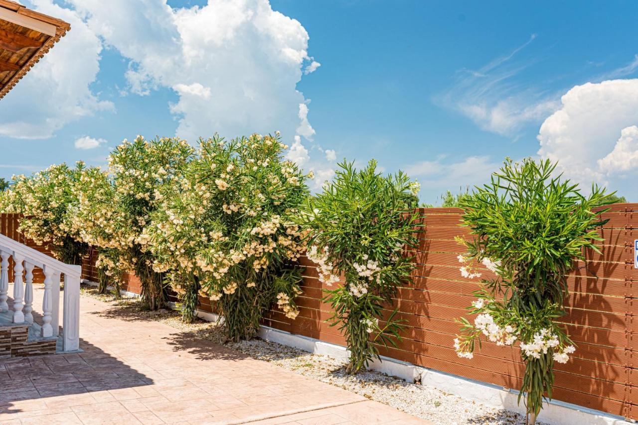 Blossom Villa ลากานาส ภายนอก รูปภาพ